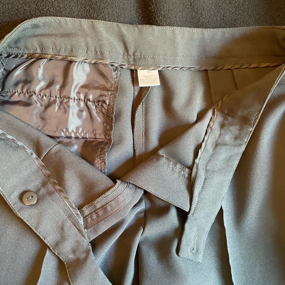 Black dress pant size 10 unsure brand. Great consign. Beautiful dress pant.